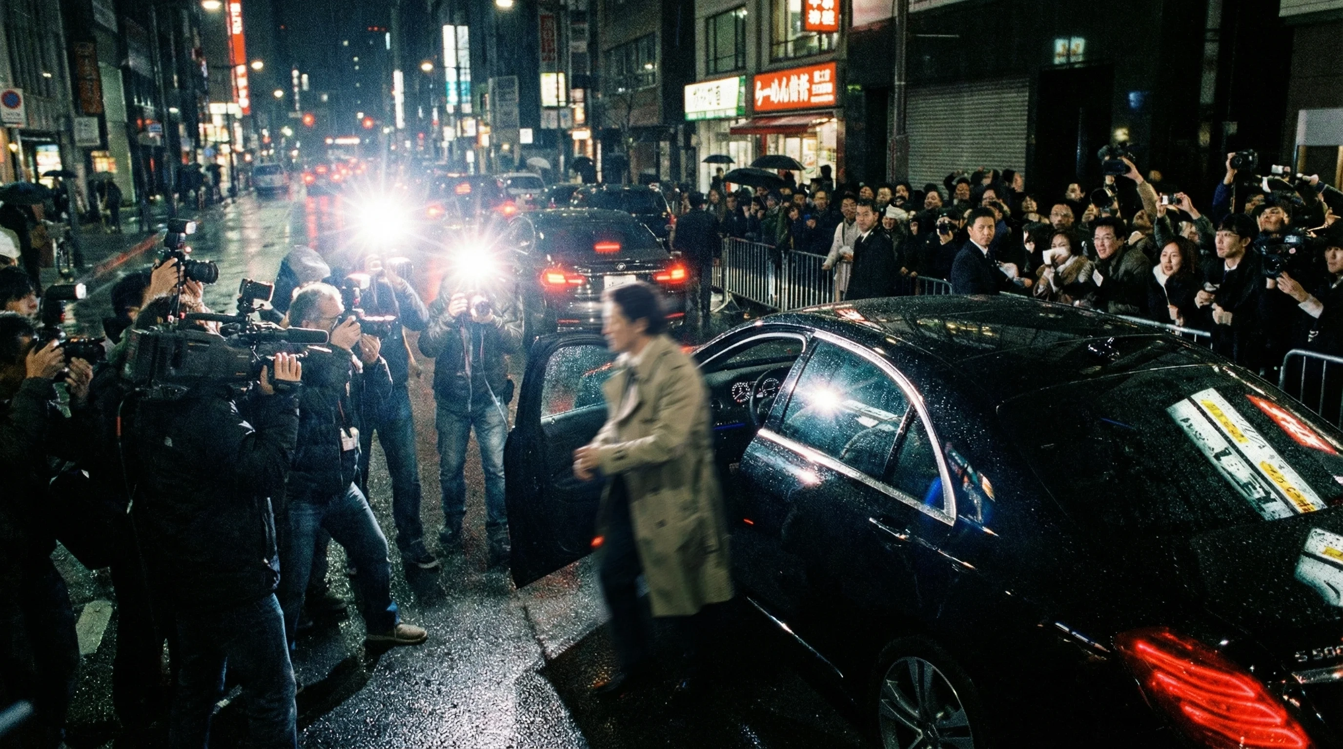 狗仔跟拍现场 狗仔跟拍明星深夜出行画面